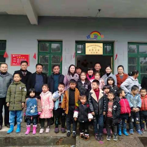 鹰潭市民政局王松泉副局长、福彩中心占主任、慈善中心袁卫红主任在河潭村童伴之家开展工作进行调研