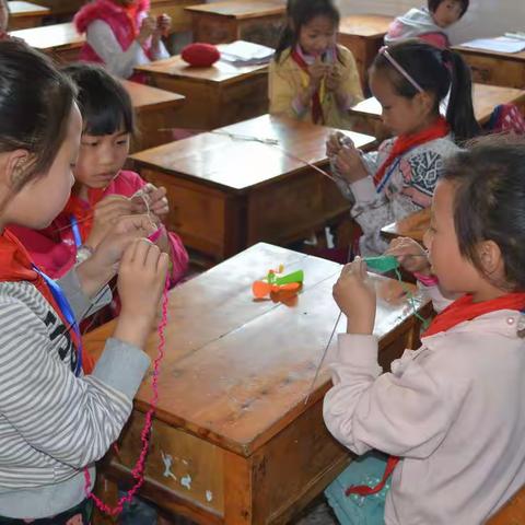 创意巧手，点亮生活——峰高中心小学手工活动