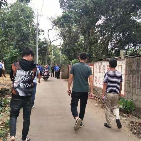 龙泉镇副镇长吴多清、韦英殿主任、周学海主任等到美定村委会推进禁养区生猪养殖工作。