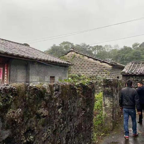 为做好农村生活污水治理项目的推进，余文龙副镇长亲自带队，下村走访，入户宣传。