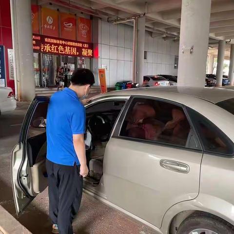 我为群众办实事|粗心车主忘关车门 国体人暖心守候
