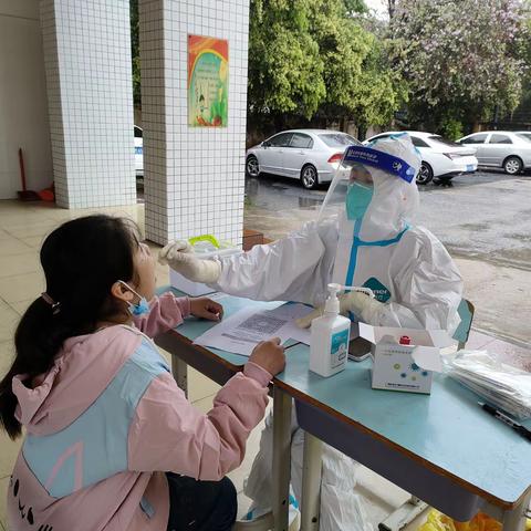 春寒料峭终还暖，核酸检测护校园——东华镇英华小学落实核酸检测工作