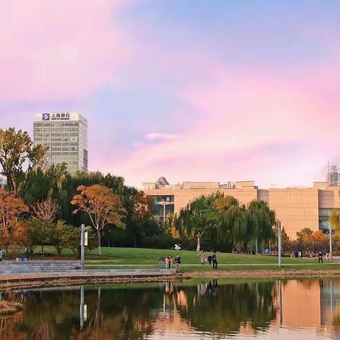 海滨城市天津，深秋时节，微风徐徐，水光十色，水中的世界，天色映照，真是“绿树阴浓夏日长，楼台倒影入池塘”。