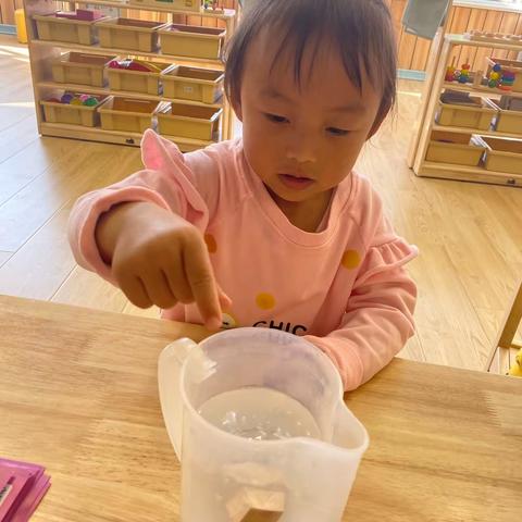 科学小实验《沉浮实验》通过实验操作，让幼儿能在探索中发现及说出:弹珠可以沉下去，木块可以浮上来。