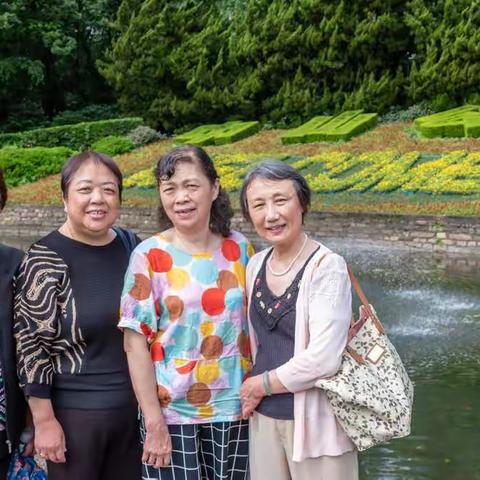 小时候是邻居玩伴，豆蔻年华是同学闺蜜，晚年成难以割舍的老姐妹：在一起相处简单舒服