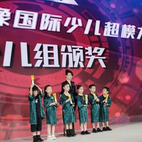 培养优秀的孩子父母从小做起，启蒙教育方法得当，诚实做人做事培养良好的兴趣，父母要付出百般的努力持之以恒