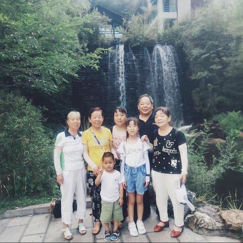 【探秘之星征文】中国神农架林区大自然美景欣赏大峡谷之美，寻幽一柱香之迷，探秘野生大熊猫，金丝猴、野人栖息地