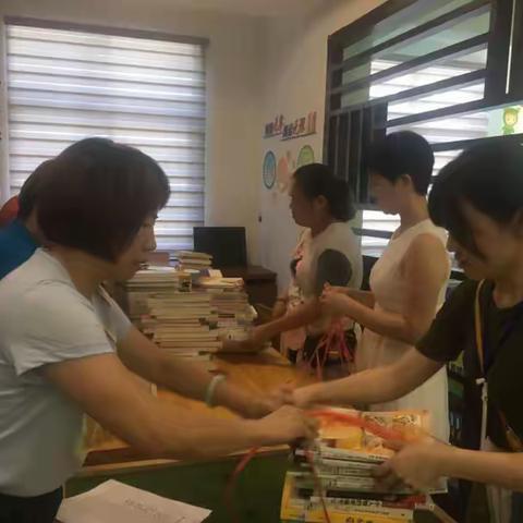 美兰区新时代文明实践中心公共图书馆图书流动下基层----龙文社区文化站