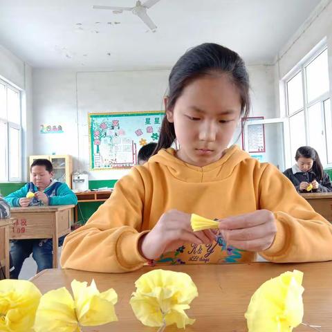 郭家庄小学学生自己动手折纸花，来缅怀先烈！