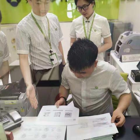 大湖城邦支行新版人民币知识培训