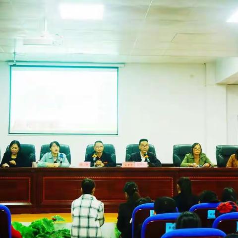 “温情携手 ，静待花开”   ——                 2019年下学期凤鸣学校六年级家长会