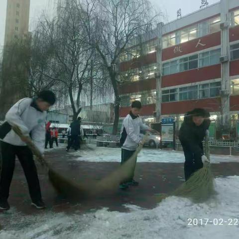 积极应对雨雪，确保师生安全