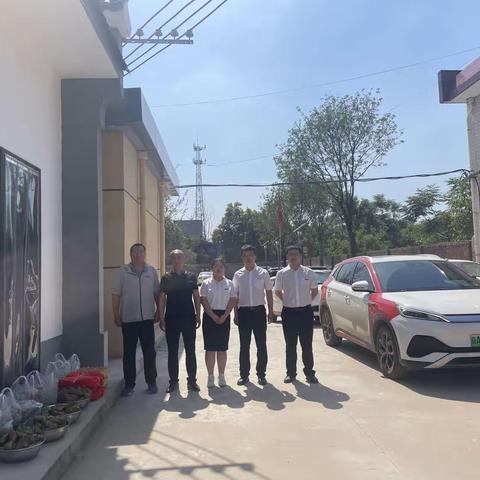 西安长安新华村镇银行灵沼支行端午节前慰问灵沼街道“三夏”工作