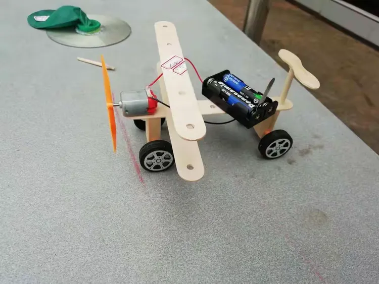 科创兴趣组现场制作作品