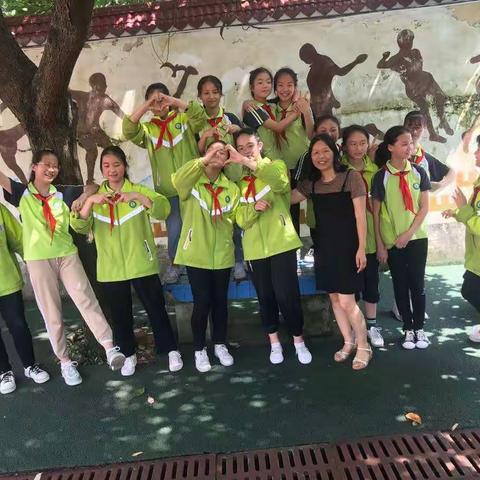 老师是春雨，把知识点滴洒进我们心里，老师是红烛，照亮了我们前进的道路，老师是妈妈，陪伴我们长大。