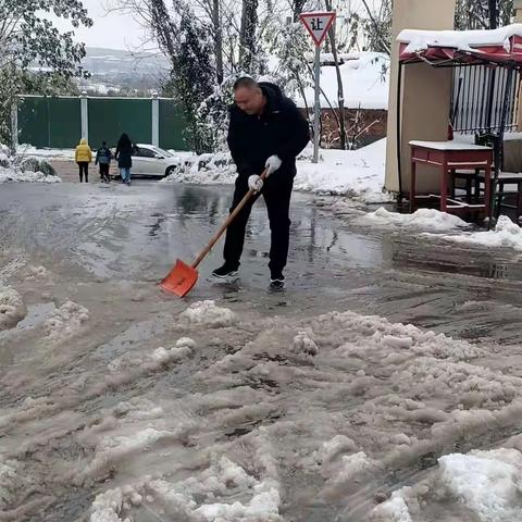 “清积雪，保安全” 彩石卫生院在行动