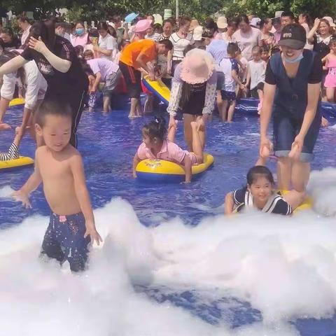 安临站镇中心幼儿园                   “夏日乐缤纷"欢乐戏水活动