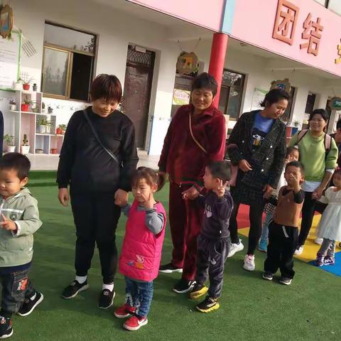 新沟镇中心幼儿园走进大自然，探秋之风韵，摘秋之硕果！秋季户外拓展亲子游之行。（副本）