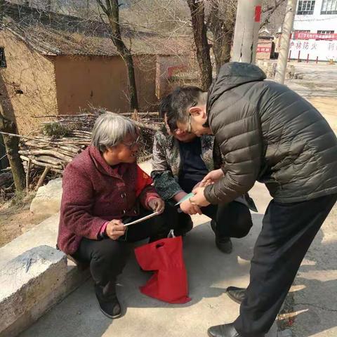 南山村人人自觉防火、文明祭祀。