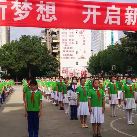 新学期  新梦想  新征程六八班新学期升旗仪式