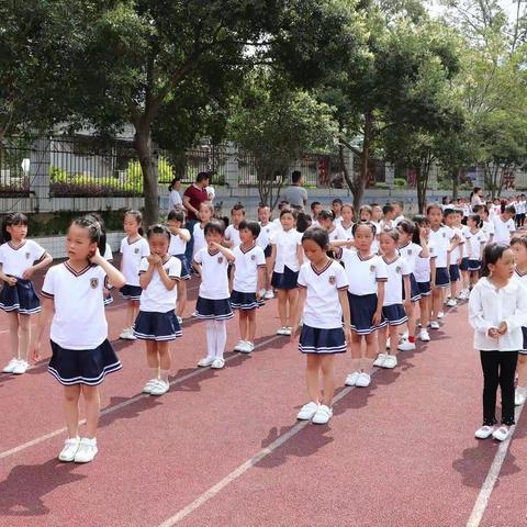 沐浴“七彩”阳光  争当“三好”少年——新阳中心小学校园广播操比赛