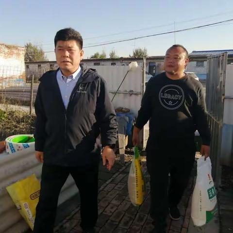 区人大常委会副主任崔立民到南孙庄一行走访慰问包联贫困户