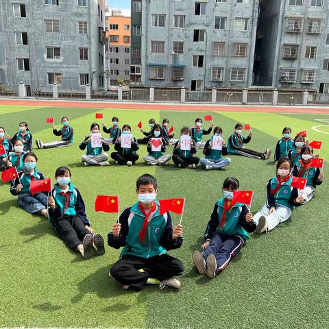 喜迎二十大——我和国旗合个影