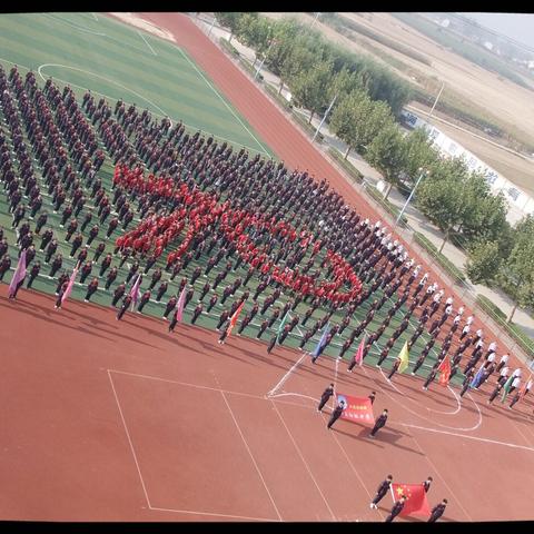 同升一面旗     共唱一首歌                                   ——京庄中学喜迎祖国七十华诞