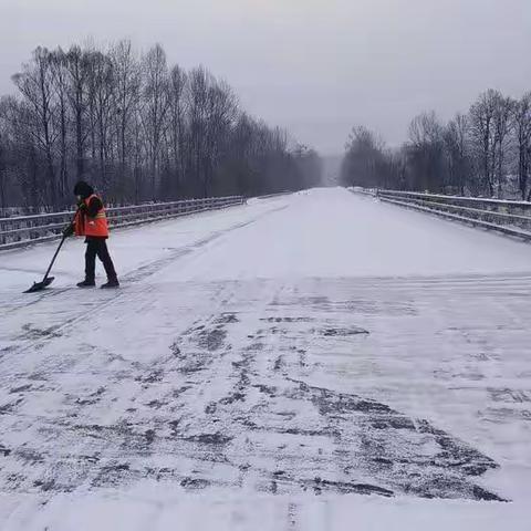 落实养护职责 全力加强春节期间除雪防滑工作