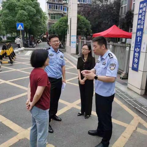 真情护航高考  彰显交警风采