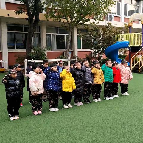 寿光市爱心幼儿园中二班娃娃兵课