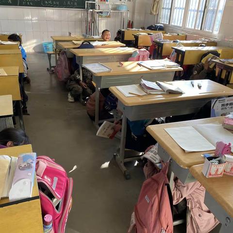 纸厂乡纸厂小学开展地震消防应急演练及校园安全隐患排查活动