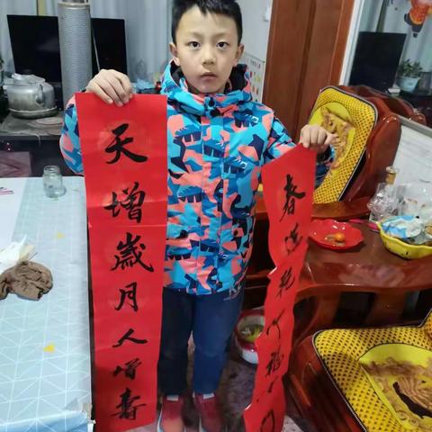 我是池阳小学二年级三班的秦诺闫，我正在参加池阳小学“微实践 做中学”活动