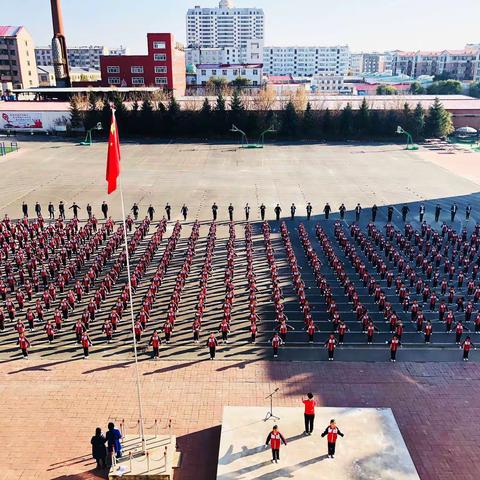 精彩纷呈 激情无限 — —东方红小学阳光大课间活动