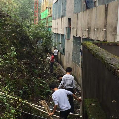 甘堰中学寝室卫生打扫亮点(9.27)