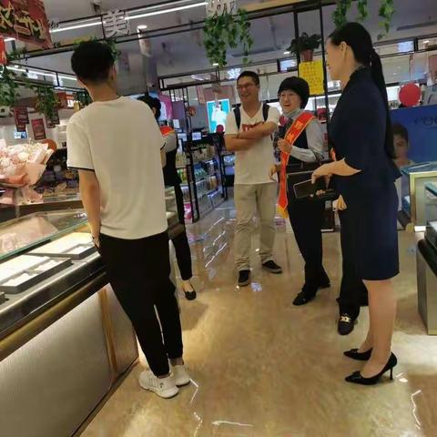 营业部助力茂都开业，在周六福珠宝展销处，开展异业联盟活动。