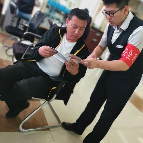 长治漳泽农商银行营业部积极开展以“爱护人民币，杜绝假币”为主题的宣传活动