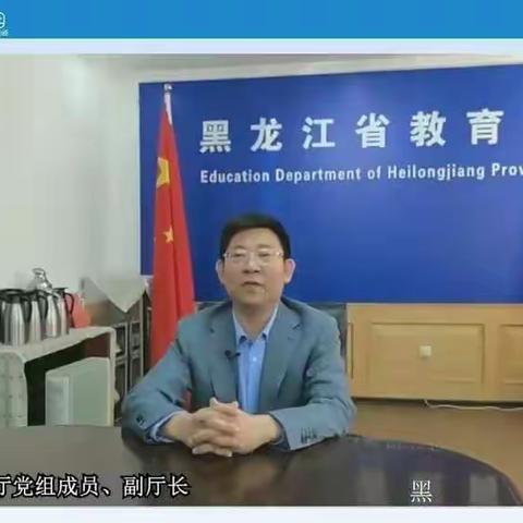 鹤鸣湖镇中学师生及家长观看直播“家校共育宣传周活动”启动仪式。