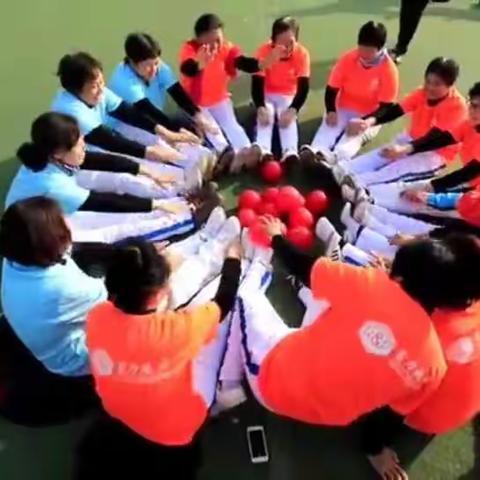 绿茵场上绽放的夕阳花