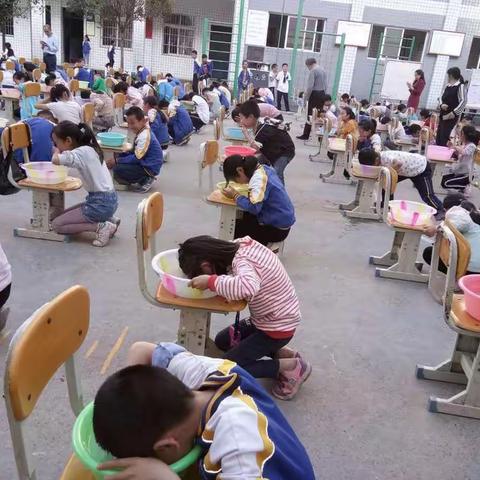 2019年4月22日，来龙小学开展“一盆水闭气”式防溺水体验教育活动。