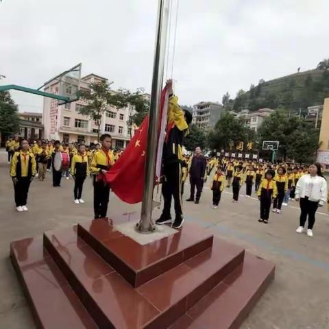 喜迎祖国七十华诞——德来完小全体师生花样“表白”祖国母亲