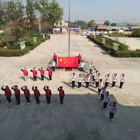 喜迎二十大  童心迎国庆               ———水南小学“我和国旗合个影”活动小结