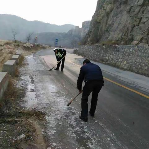 卫辉公路局清除路面结冰