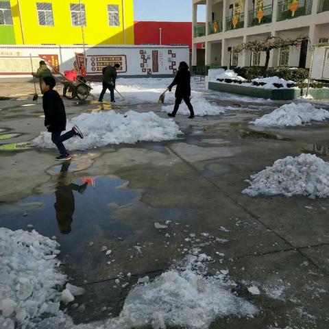 家校齐除雪，热情暖人心