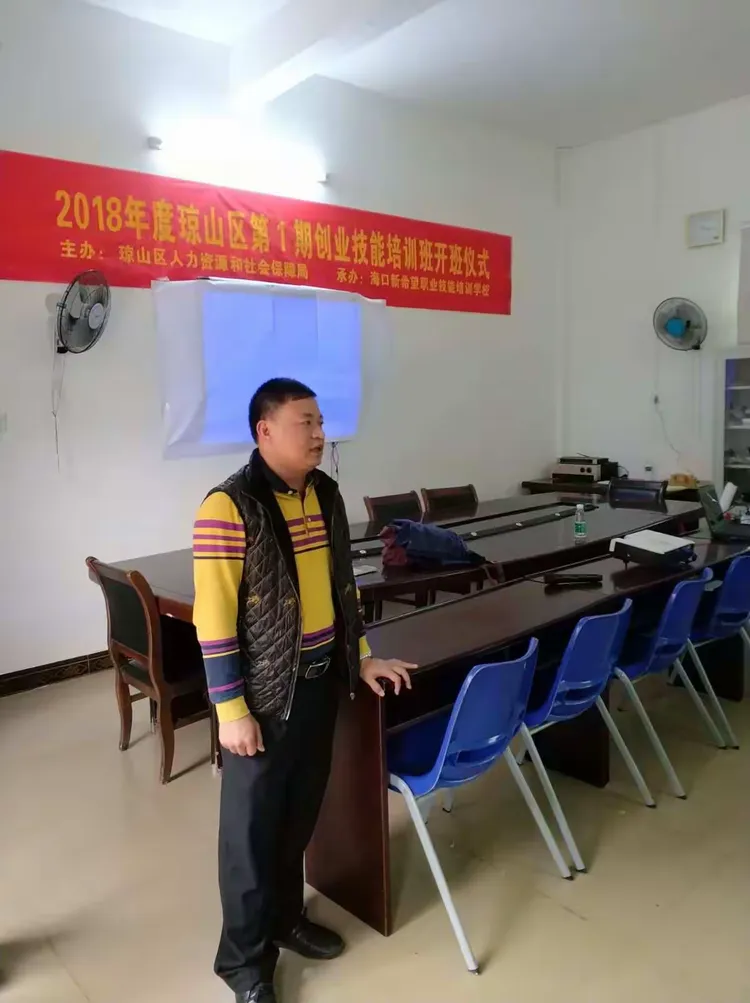 陈发领导在现场和同学们强调