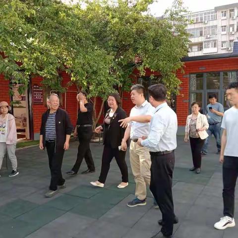区委组织部领导下基层调研指导社区党建工作