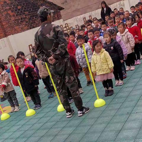 卧龙蓓蕾幼儿园苗二班娃娃兵课程