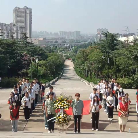 八一建军节祭扫烈士陵园