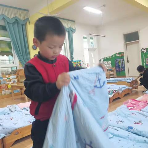 中四班自己的事情自己做---叠被子