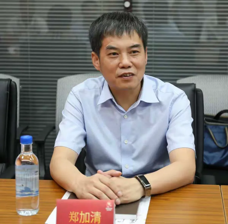 在听完陈文豹会长的介绍后,郑加清书记对厦门市莆田商会的发展壮大